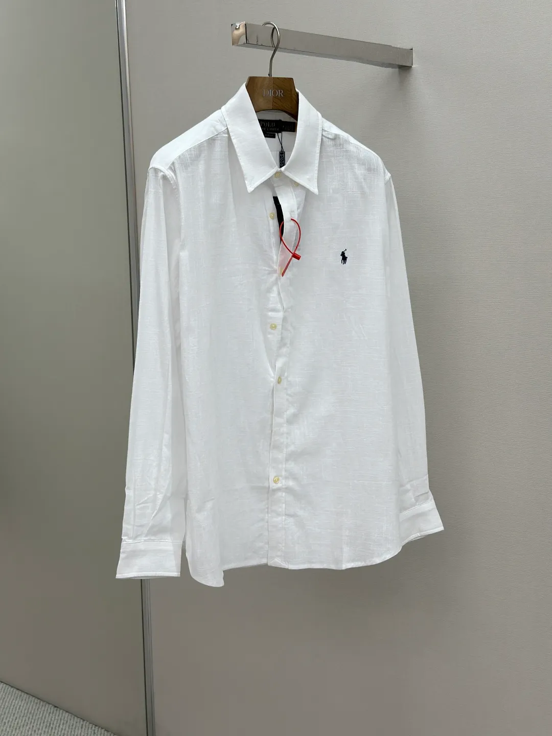P400 Ralph Lauren embroidered linen shirt. Selected high-quality linen material with natural texture and breathability. Tight and smooth, comfortable and close to the skin. Stunning appearance in a clear light blue. The iconic pony embroidery is like a smart note jumping on the elegant canvas. Simple but highly recognizable. The ingenious design of the outer pleated split back shoulder adds a sense of agility and detachment. The minimalist shape contains the soul of fashion. Process 1: Adopting imported machine embroidery technology and using advanced computer control systems and precision mechanical components to achieve the iconic pony embroidery operation with high precision and smooth and delicate lines. Process 2: Using the side-turn buried clamp sewing process, which is smooth and tidy. Process 3: The fabrics have been washed and have a better hand feel. Not easy to deform, not easy to shrink, not easy to fade, and maintain long-term beauty. Accessories: Customized 1:1 thick plate resin buckle Customized 1:1 Ralph Lauren trademark Fit: Loose fit Size: S M L XL Style number: 25246-B20